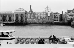 schwarz/weiss Fotografie, London, Butlers Wharf, Stadtzentrum, Themse, Fluss mit Schiff, Tower Bridge, Reisefotografie